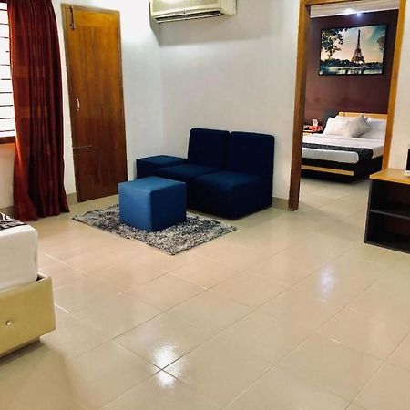 Hotel Tropical Daisy Dhaka Esterno foto
