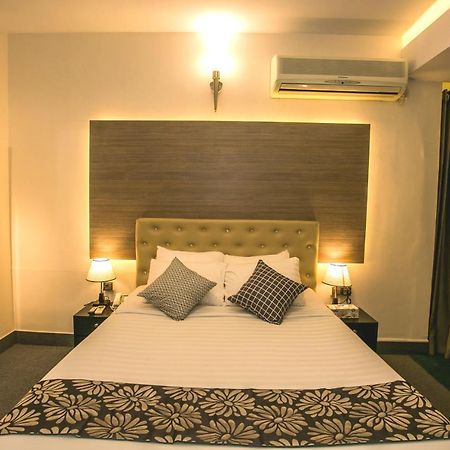 Hotel Tropical Daisy Dhaka Esterno foto