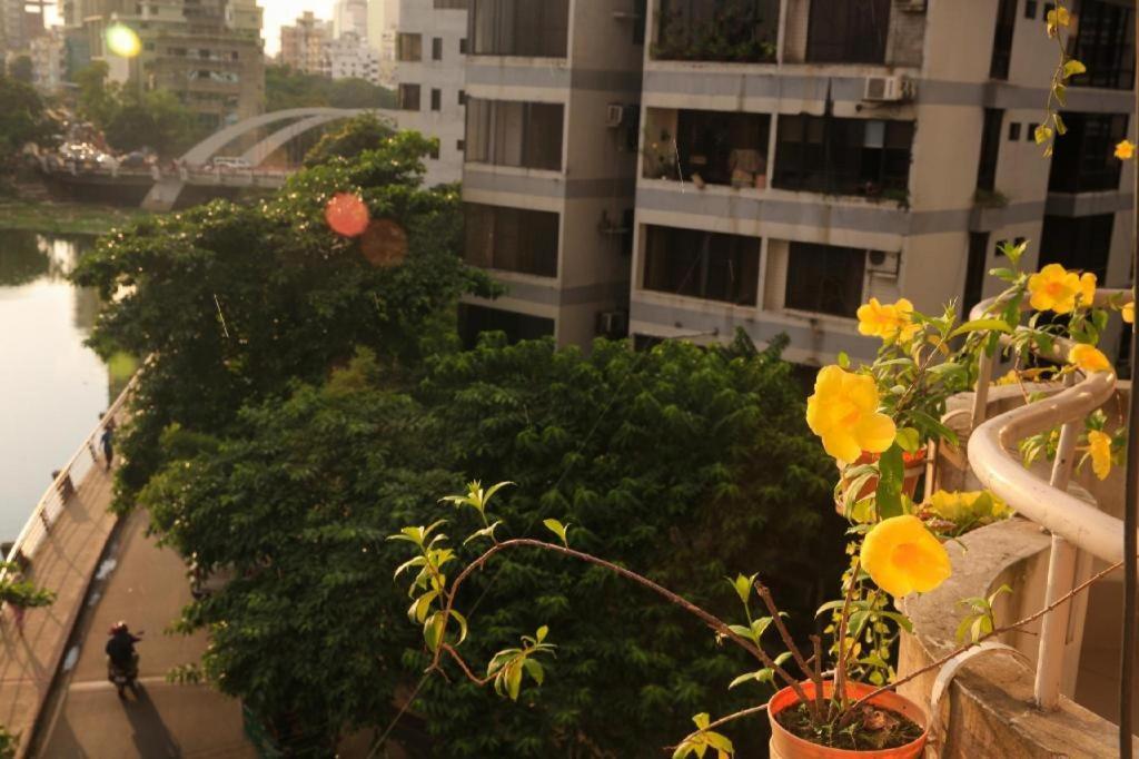 Hotel Tropical Daisy Dhaka Esterno foto