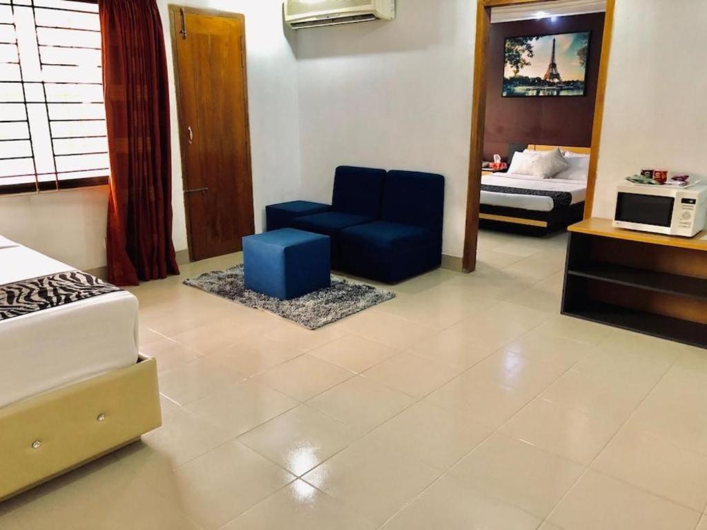Hotel Tropical Daisy Dhaka Esterno foto