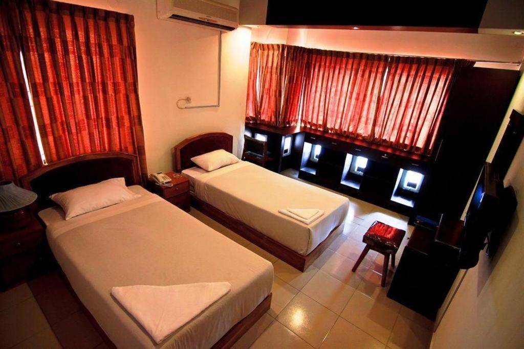 Hotel Tropical Daisy Dhaka Esterno foto