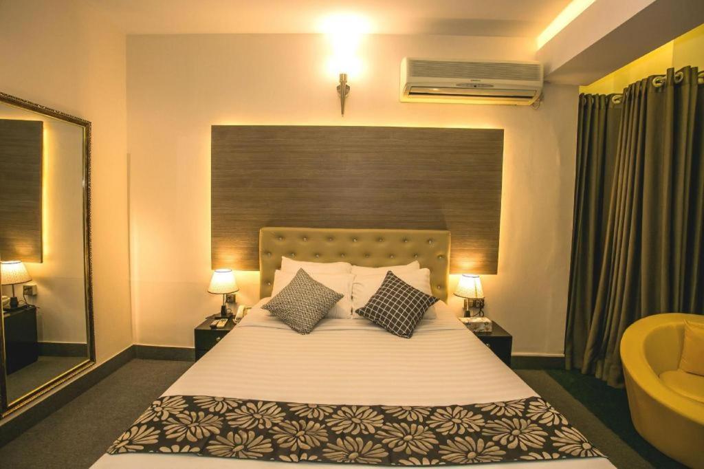 Hotel Tropical Daisy Dhaka Esterno foto
