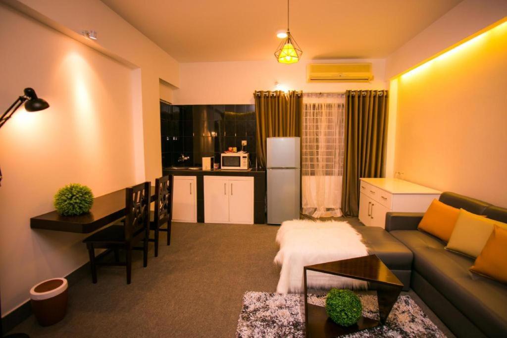 Hotel Tropical Daisy Dhaka Esterno foto