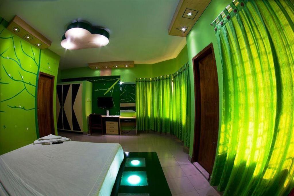 Hotel Tropical Daisy Dhaka Esterno foto