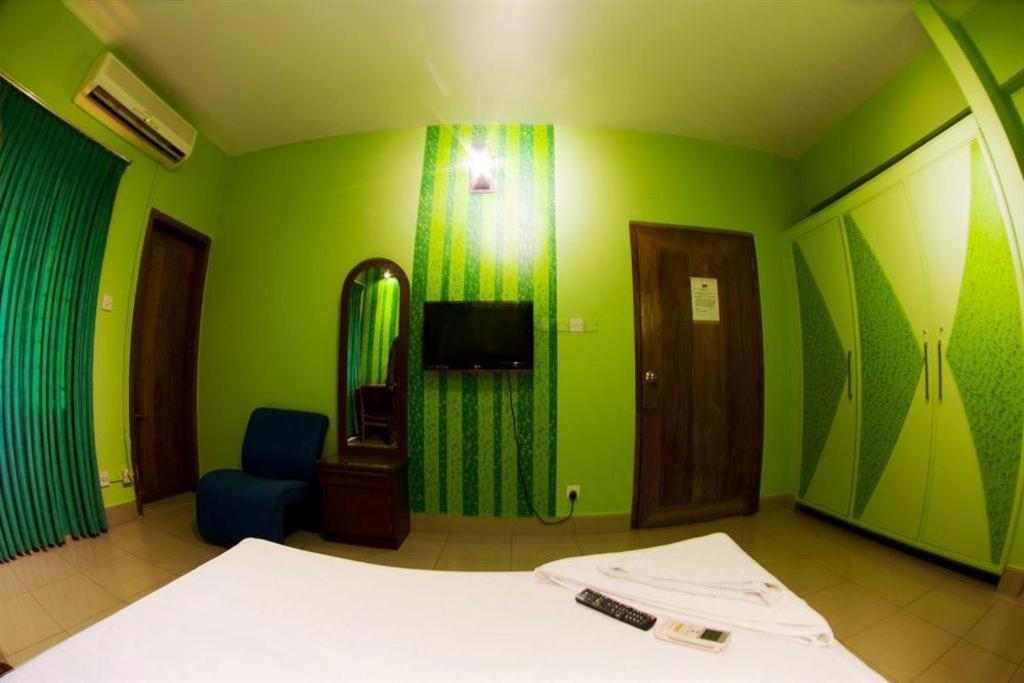 Hotel Tropical Daisy Dhaka Esterno foto