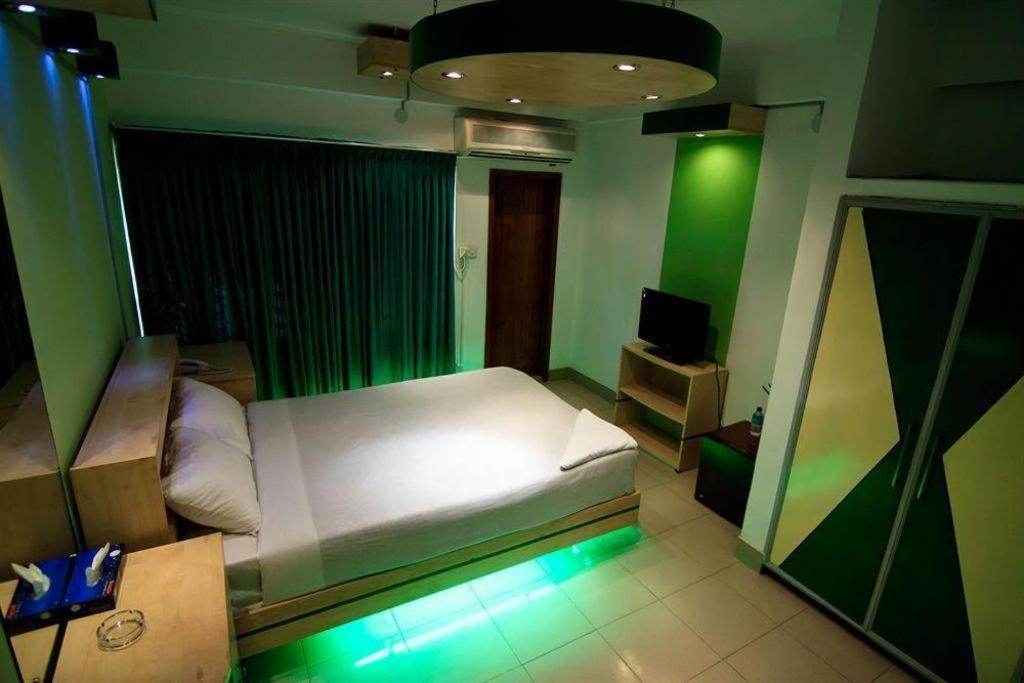 Hotel Tropical Daisy Dhaka Esterno foto