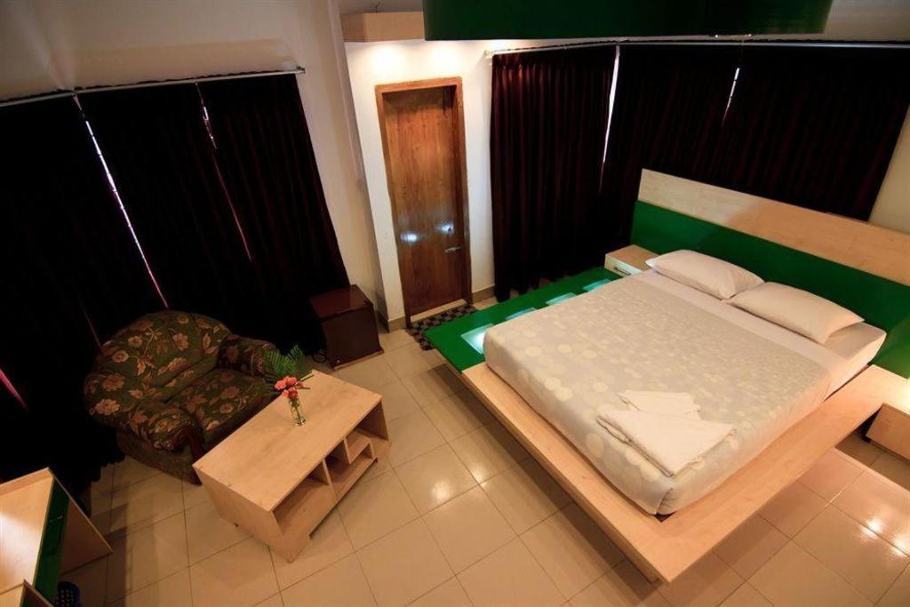 Hotel Tropical Daisy Dhaka Esterno foto