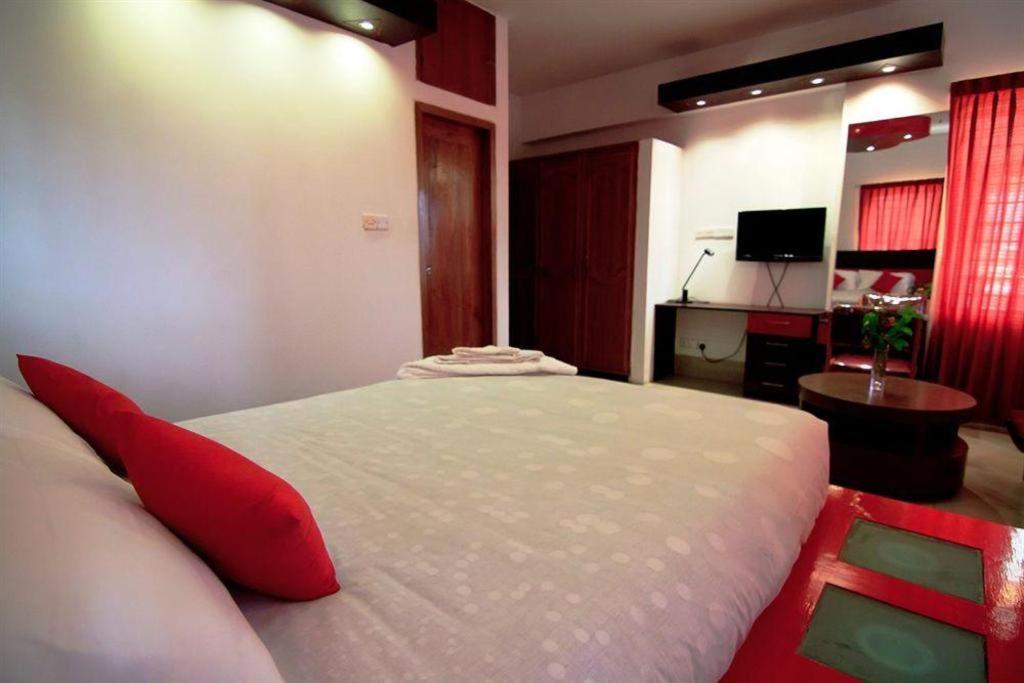 Hotel Tropical Daisy Dhaka Esterno foto