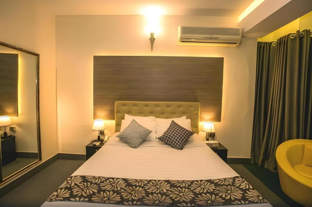 Hotel Tropical Daisy Dhaka Esterno foto