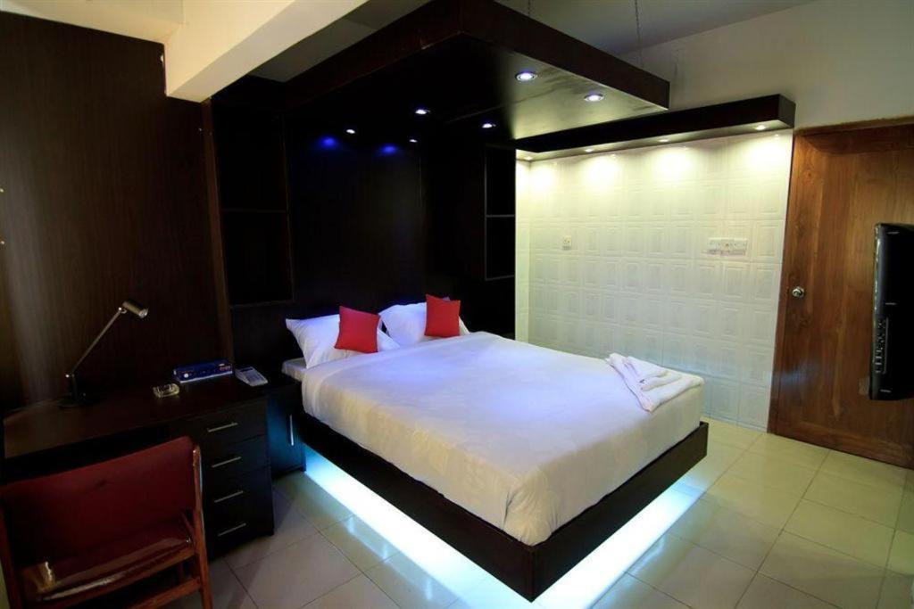 Hotel Tropical Daisy Dhaka Esterno foto