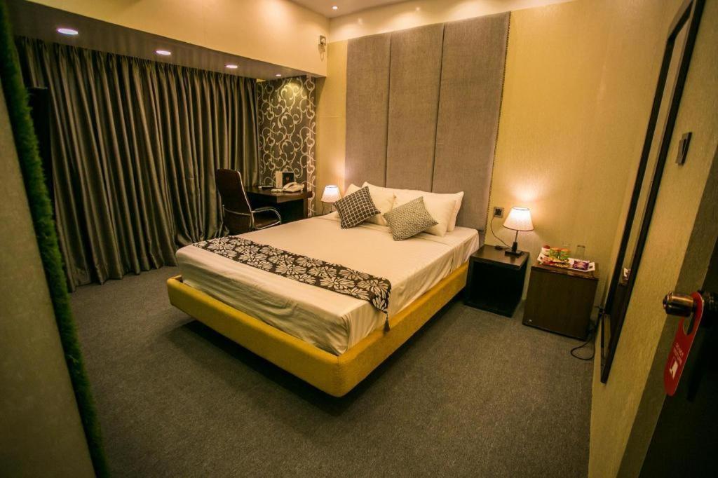 Hotel Tropical Daisy Dhaka Esterno foto