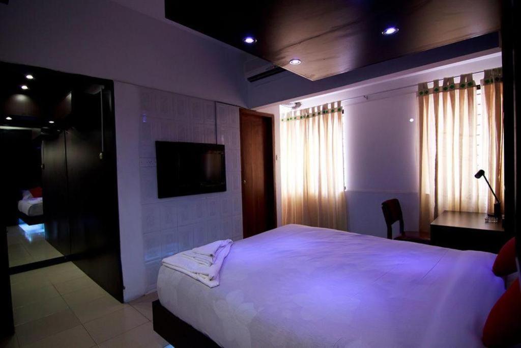 Hotel Tropical Daisy Dhaka Esterno foto