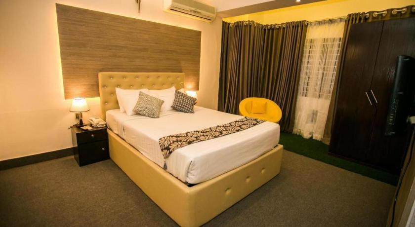 Hotel Tropical Daisy Dhaka Esterno foto