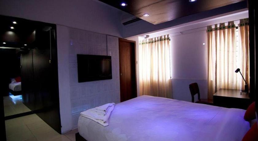 Hotel Tropical Daisy Dhaka Esterno foto