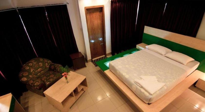 Hotel Tropical Daisy Dhaka Esterno foto