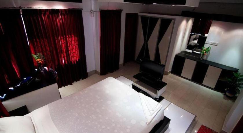Hotel Tropical Daisy Dhaka Esterno foto