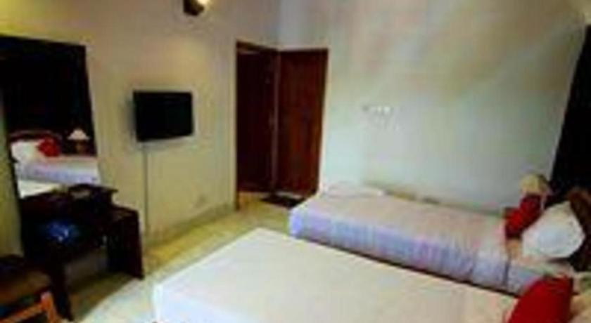 Hotel Tropical Daisy Dhaka Esterno foto