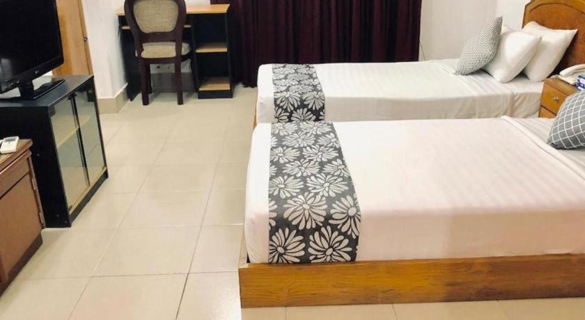 Hotel Tropical Daisy Dhaka Esterno foto