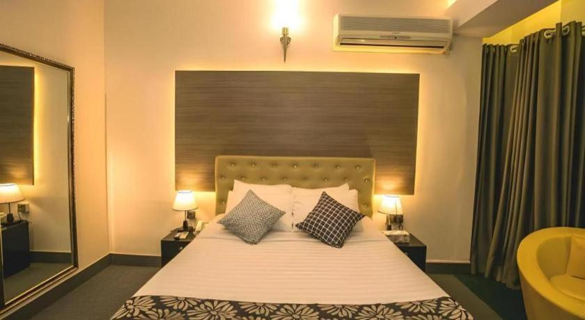 Hotel Tropical Daisy Dhaka Esterno foto