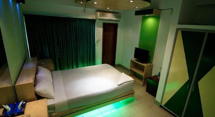 Hotel Tropical Daisy Dhaka Esterno foto