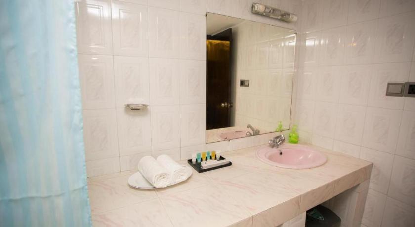 Hotel Tropical Daisy Dhaka Esterno foto