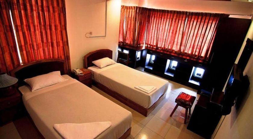 Hotel Tropical Daisy Dhaka Esterno foto
