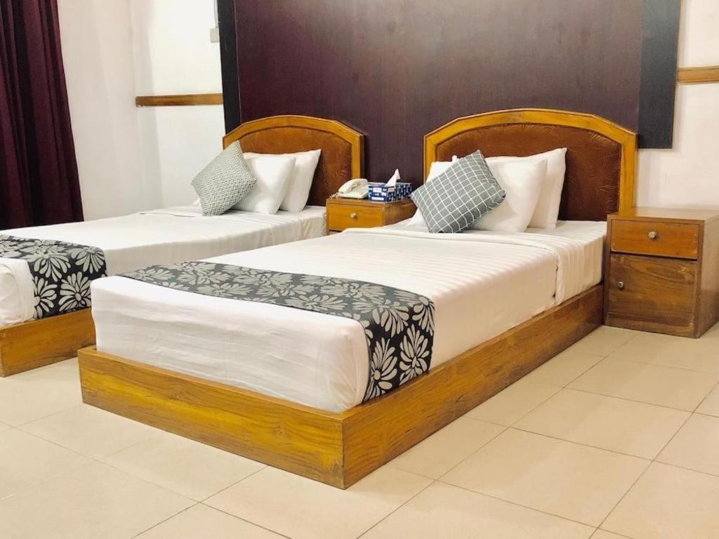 Hotel Tropical Daisy Dhaka Esterno foto