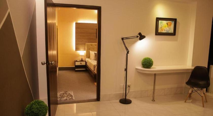 Hotel Tropical Daisy Dhaka Esterno foto