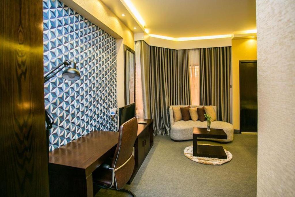 Hotel Tropical Daisy Dhaka Esterno foto
