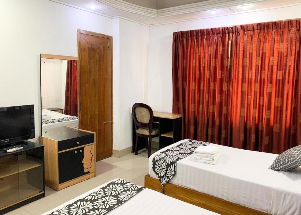 Hotel Tropical Daisy Dhaka Esterno foto