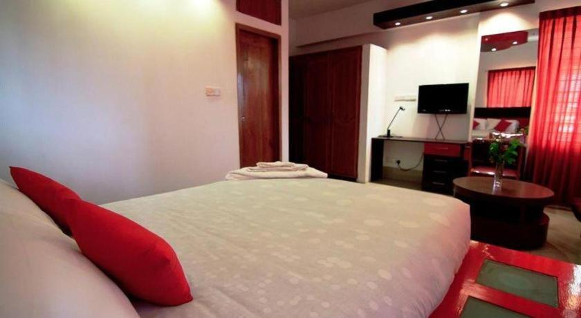 Hotel Tropical Daisy Dhaka Esterno foto