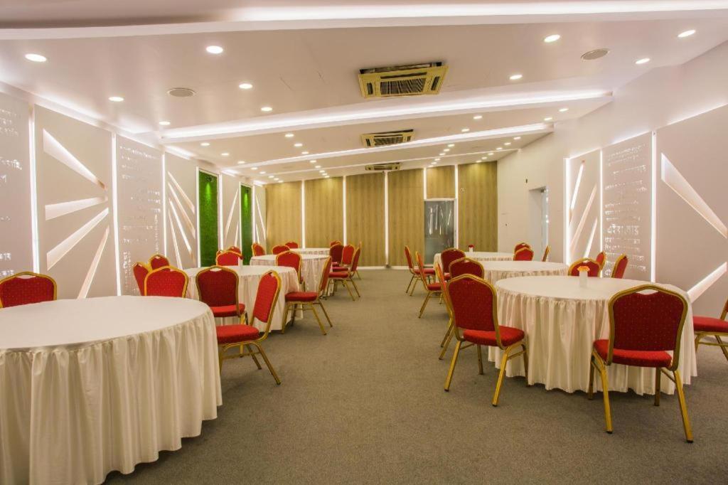 Hotel Tropical Daisy Dhaka Esterno foto