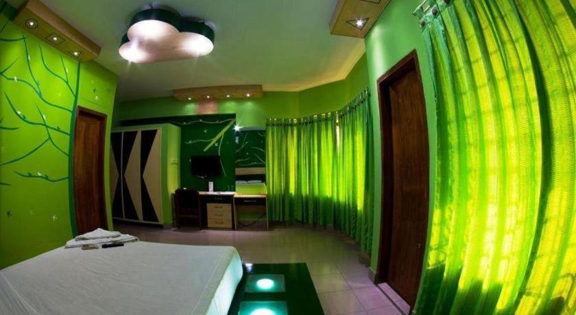 Hotel Tropical Daisy Dhaka Esterno foto