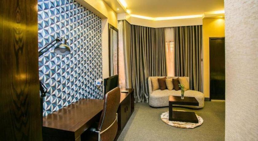 Hotel Tropical Daisy Dhaka Esterno foto