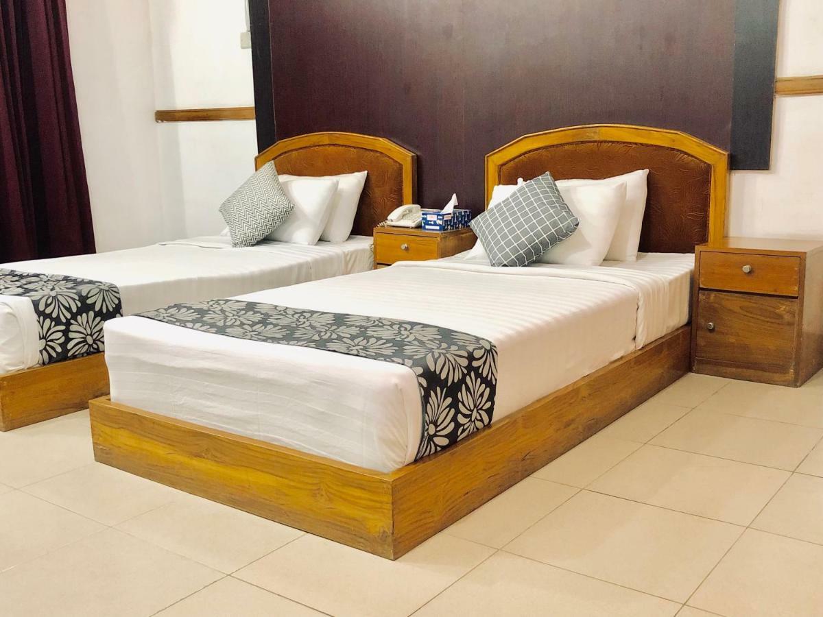 Hotel Tropical Daisy Dhaka Esterno foto